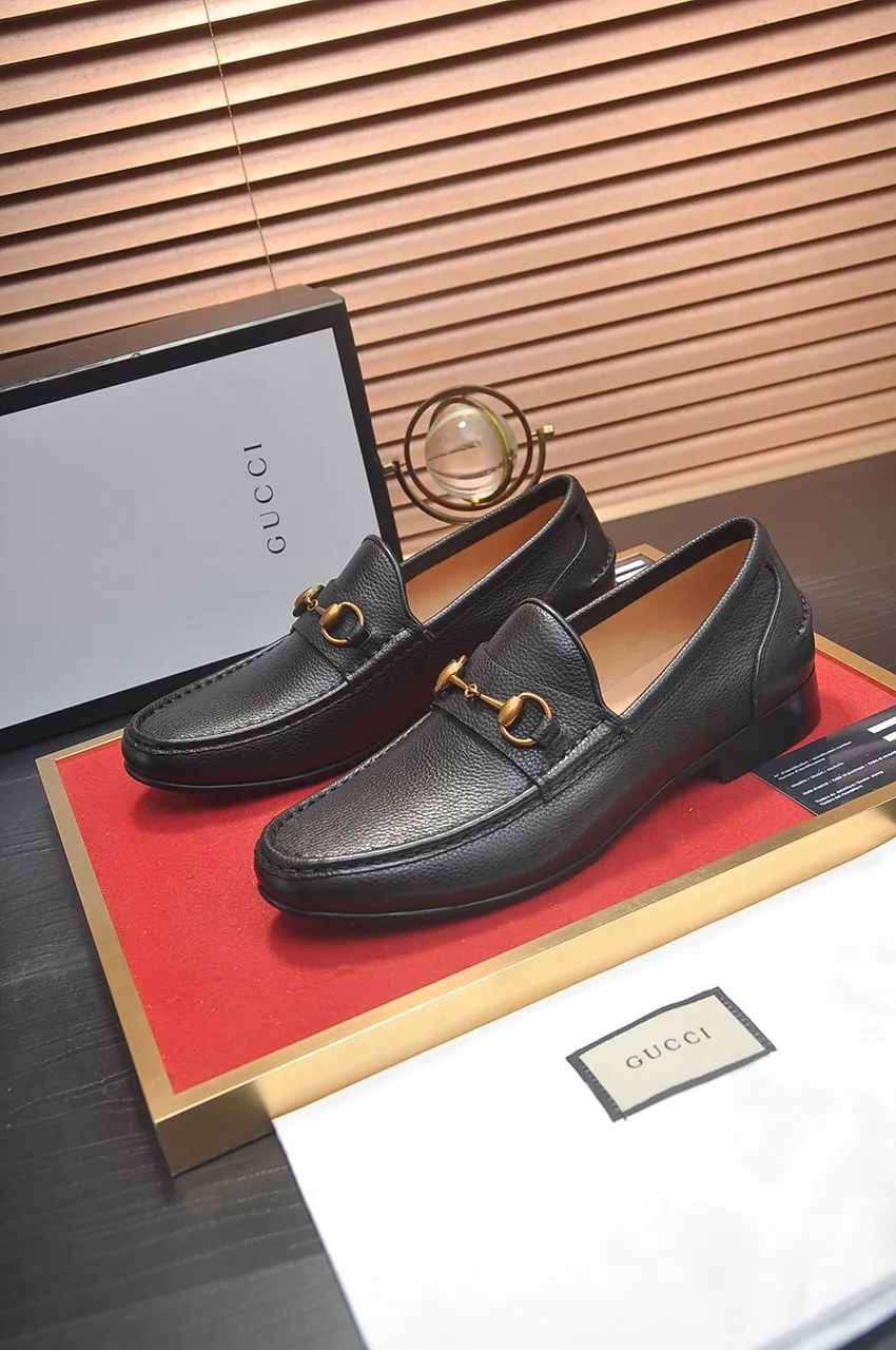 Men's shoes💰500💶Italy's top luxury men's shoe giant (GUCCI) (Gucci) (full cowhide lining) new arrival🍃Original European style🔰 Pleasant to the eye😍In order to make the shoes more durable and non-deformable🌀The production continues to follow traditional methods but there is still no lack of innovation💪Choose original sheepskin for the leather♻️ Smooth and natural And extra bright ⭐Made of imported cowhide, the first choice of rich people 38-45 (45 customized)